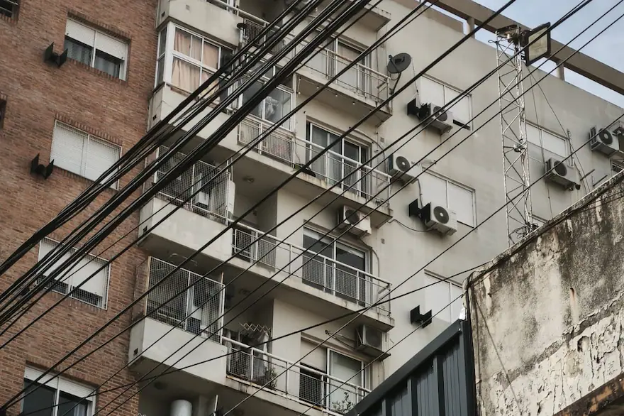 Rescataron a una mujer que amenazaba con arrojarse desde un edificio de diez pisos en Caballito