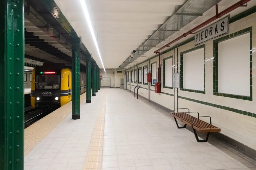 Reabre la estación Piedras de la Línea A tras obras de renovación integral