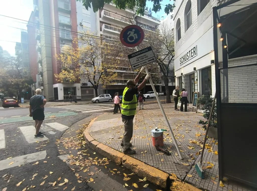 La Ciudad suspenderá licencias y multará a quienes falsifiquen carteles de estacionamiento para personas con discapacidad