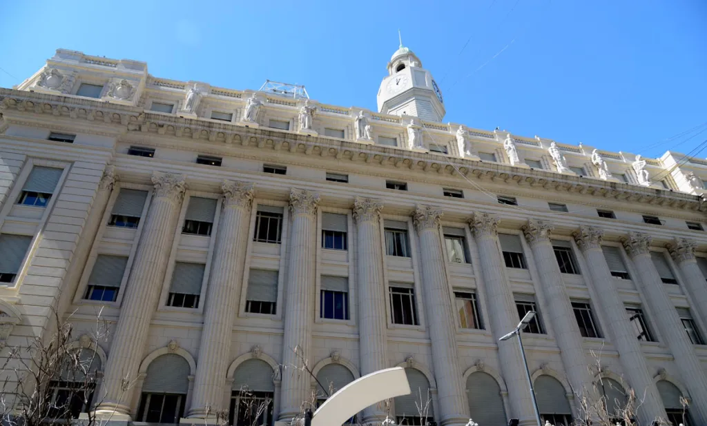 Licitan obra para restaurar la fachada de la Legislatura porteña