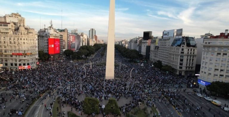 Miles de hinchas coparon el Obelisco tras la clasificación de Argentina y se interrumpió el Metrobús