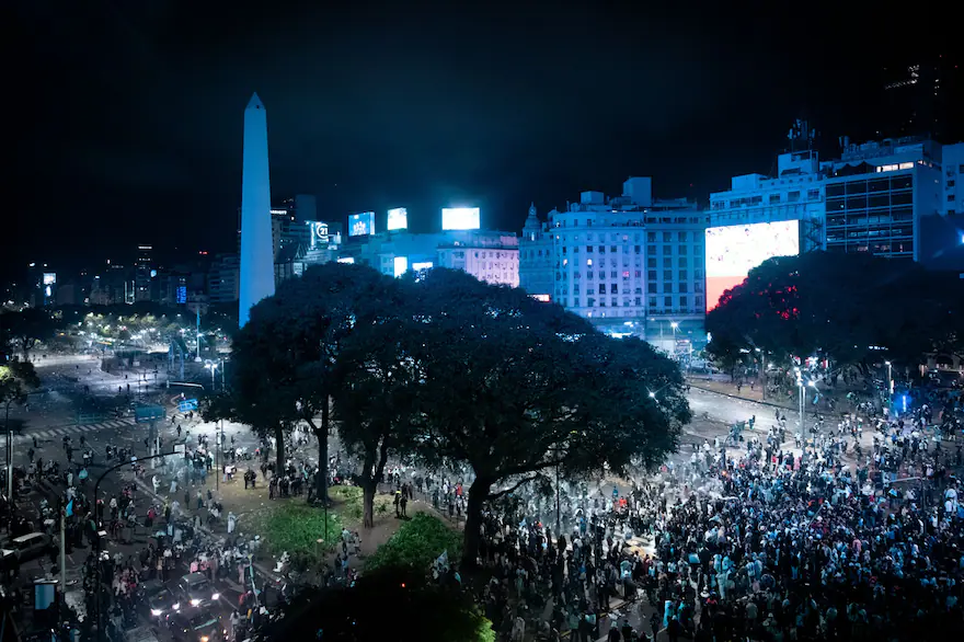 Hubo incidentes en el Obelisco tras los festejos por la Selección: enfrentamientos, corridas y al menos 15 detenidos