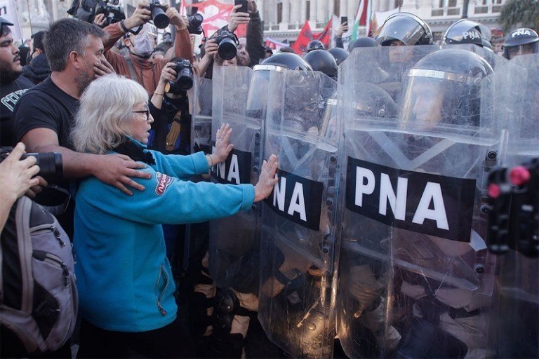 La CGT, las CTA y movimientos sociales vuelven a marchar con los jubilados frente al Congreso